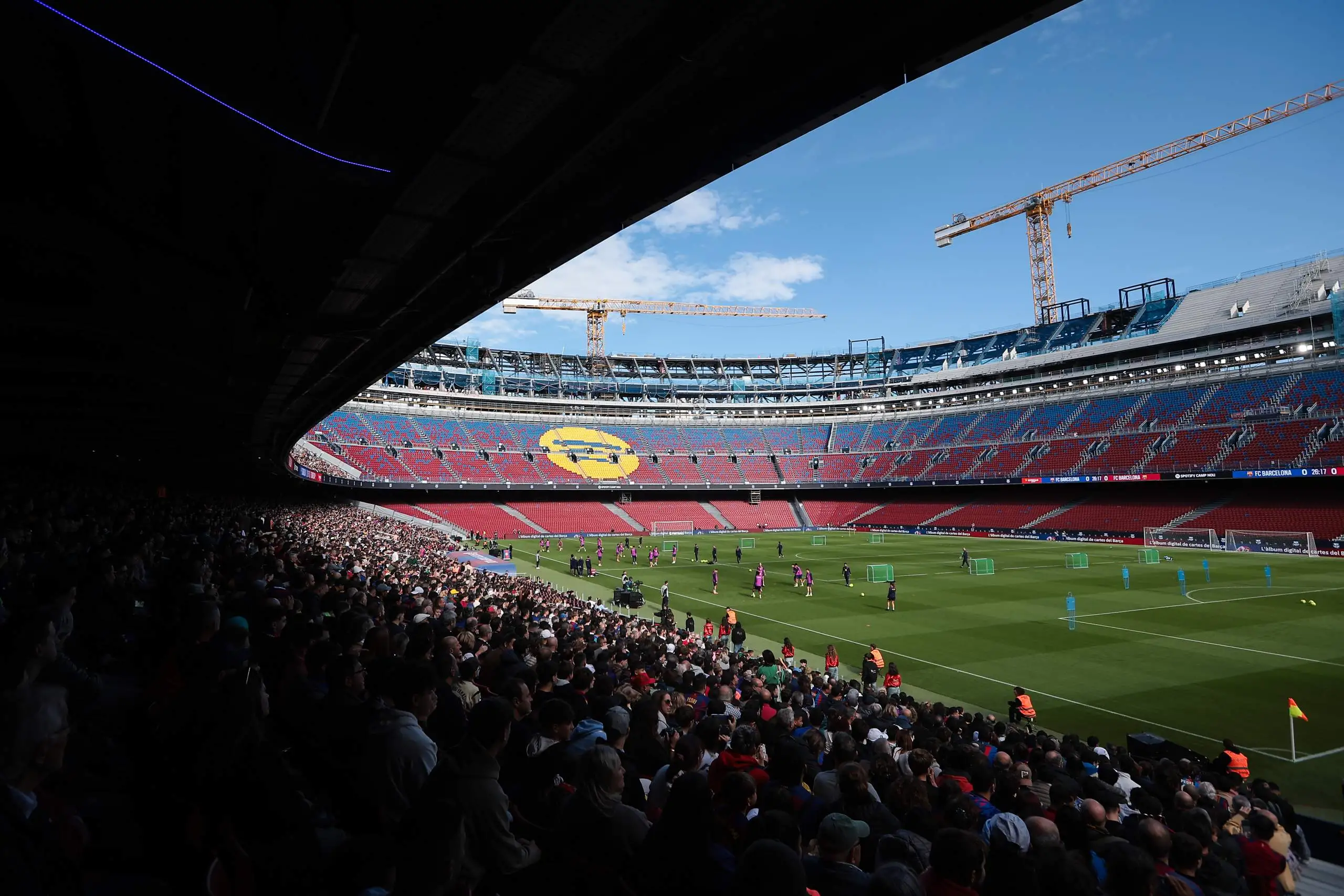حماس كبير في تدريب برشلونة المفتوح على ملعب كامب نو