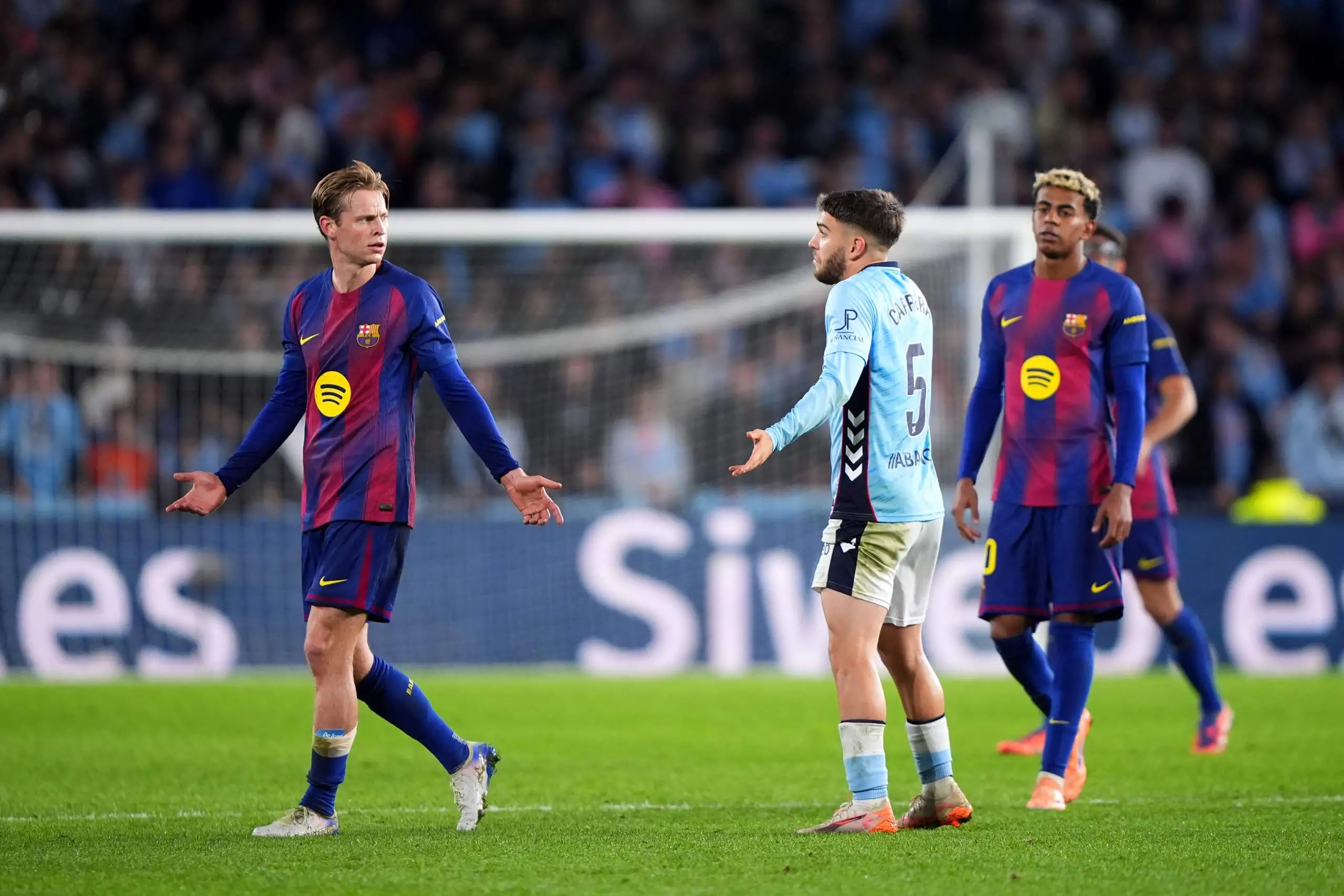 أزمة في وسط ملعب برشلونة بعد طرد لاعب بارز