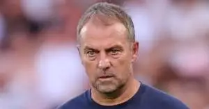 هانسي فليك في مأزق كبير: برشلونة في خطر بدون هذه الركيزة الأساسية!