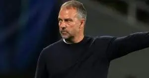 هانسي فليك يقرر مفاجأة صادمة في برشلونة: لاعب بارز قد يرحل في يناير!