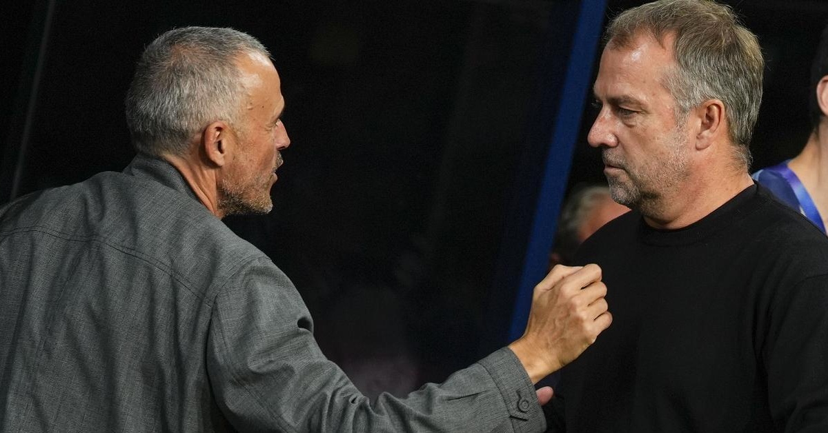 هانسي فليك يقطع الطريق على لويس إنريكي ويضغط على برشلونة لتجديد عقد نجم الفريق!