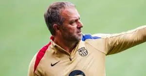 هانسي فليك يتخذ قرارًا صارمًا باستبعاد لاعب من التشكيلة الأساسية لبرشلونة