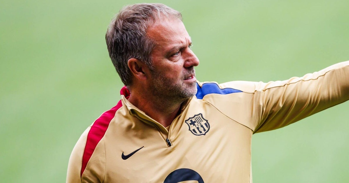 هانسي فليك يتخذ قرارًا صارمًا باستبعاد لاعب من التشكيلة الأساسية لبرشلونة