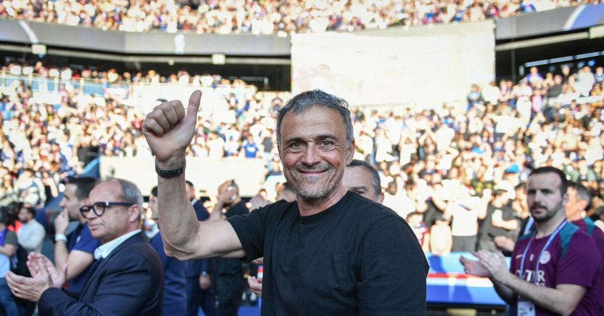 إصابة حكيمي تفتح الباب لفرصة انتقال محتملة: لويس إنريكي يستهدف نجم برشلونة لتعزيز دفاعه!