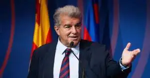 لابورتا يضع هدفه الأول في سوق الانتقالات: صفقة تاريخية قد تغير وجه برشلونة!