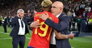 لويس دي لا فوينتي يفعل مع لامين يامال ما لا يجرؤ فليك على فعله في برشلونة!