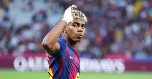 مستواه لا يبرر تواجده أساسيًا، لكن صداقة لامين يامال هي السبب الحقيقي في اختياره!