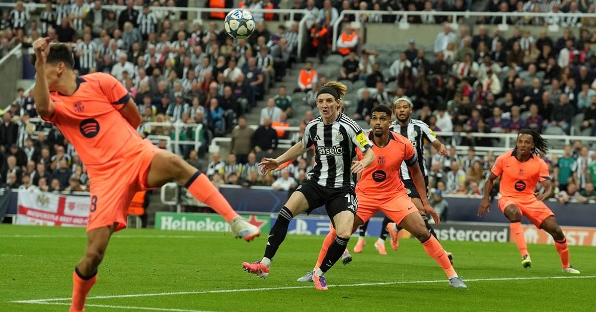 نيوكاسل يُفاجئ برشلونة بعرض ضخم لضم نجم هجومي.. هل ينجح في إتمام الصفقة؟