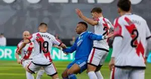 ريال مدريد يُفرط في نقطتين ثمينتين أمام رايو فاييكانو وسط استياء من أداء ثنائي الفريق!