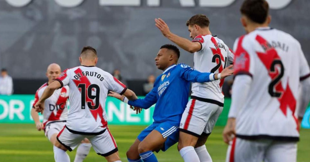 ريال مدريد يُفرط في نقطتين ثمينتين أمام رايو فاييكانو وسط استياء من أداء ثنائي الفريق!