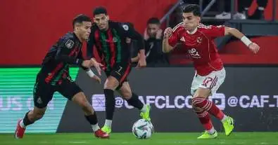 نجم الأهلي مهدد بالغياب عن أولى مباريات كأس العرب وتوروب يُلح على الأهلي لحسم الصفقة المنتظرة.. ومفاجآت بشأن عقوبات الكاف بعد مواجهة الجيش الملكي