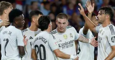 نجم ريال مدريد يودع زملاءه ويقترب من الرحيل في يناير: قرار مفاجئ يزلزل سانتياغو برنابيو!
