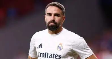 تطور غير متوقع في غرفة ملابس ريال مدريد: كارفاخال يُواسي زميله في الفريق بعد تراجع مستواه الحاد