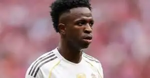 فينيسيوس يتفاوض مع عدو ريال مدريد اللدود: هل يرحل عن سانتياغو برنابيو؟