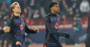 يامال ودي يونغ يعبران عن استيائهما من أداء أحد لاعبي برشلونة!