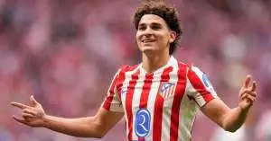 ألفاريز يفاجئ الجميع بخطوة غير متوقعة نحو برشلونة في الميركاتو المقبل