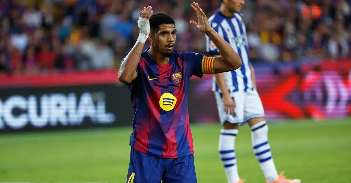 أراوخو وعدد من لاعبي برشلونة يتساءلون: لماذا يواصل فليك تجاهل نجم الفريق رغم تألقه في التدريبات؟!