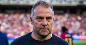 أزمة دفاعية تضرب برشلونة: هانسي فليك في مأزق بسبب تراجع مستوى نجم أساسي!