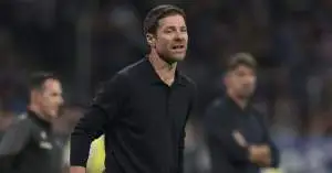 أزمة جديدة تهدد استقرار تشابي ألونسو: ثنائي ريال مدريد يتآمران ضده في غرفة الملابس!