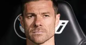 أزمة كبيرة تهدد مستقبل تشابي ألونسو في ريال مدريد: لاعبو الفريق يضغطون على بيريز لطرده!