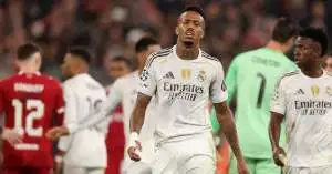 إيدير ميليتاو يُعبّر عن استيائه بعد أداء مخيب من زميله أمام ليفربول: “لم يعد بالإمكان تحمله!”