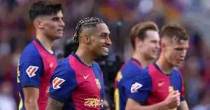 برشلونة يرفض عرضًا ضخمًا من باريس سان جيرمان ويحتفظ بلاعبه الأساسي