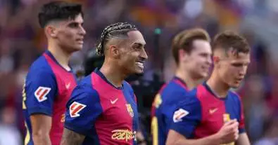 برشلونة يرفض عرضًا ضخمًا من باريس سان جيرمان ويحتفظ بلاعبه الأساسي