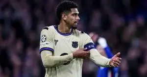 فليك يضع شرطًا مفاجئًا لبرشلونة: رحيل أراوخو والتعاقد مع قلب الدفاع المثالي