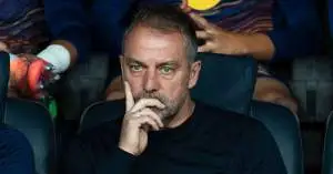 هانسي فليك يربك برشلونة بشرط مثير لتجديد عقده ويصعّد ضد الفيفا بسبب نجم الفريق