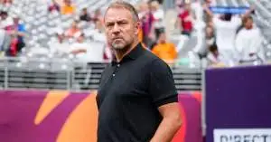 هانسي فليك يوجه نصيحة حاسمة لأحد نجوم برشلونة.. قرار قد يغيّر مستقبله هذا الموسم!