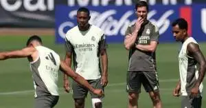 خطوة غير متوقعة من تشابي ألونسو تمنع رحيل أحد نجوم ريال مدريد