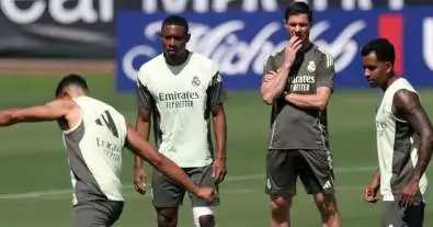 خطوة غير متوقعة من تشابي ألونسو تمنع رحيل أحد نجوم ريال مدريد