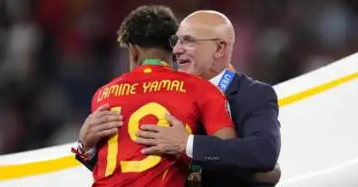 لويس دي لا فوينتي ينصح نجم المنتخب الإسباني باختيار برشلونة بدلًا من ريال مدريد!