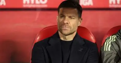 توتر في ريال مدريد: ألونسو يُفاجئ الجميع بتجاهل أحد أبرز لاعبي الفريق واللاعب يشعر بالإهانة رغم تألقه!