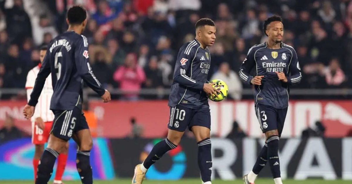 توتر غير مسبوق في ريال مدريد: نجم الفريق يتسبب في أزمة داخل غرفة الملابس ويضع المدرب تحت الضغط!