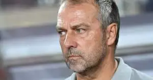 زلزال في برشلونة.. قرار حاسم من هانسي فليك يهدد مستقبل نجم الفريق!