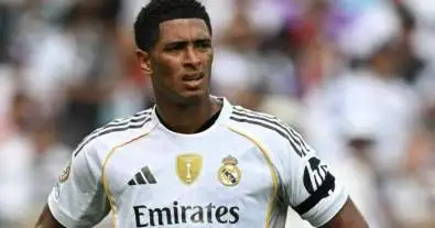 بيلينغهام ينتقد أنانية أحد نجوم ريال مدريد ويثير الفوضى داخل غرفة الملابس!