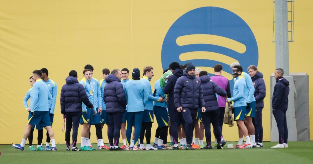 عودة مفاجئة تُربك الحسابات.. نجم مهم يعود إلى تشكيلة برشلونة قبل موقعة كوبنهاغن