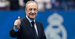 فلورنتينو بيريز يُفاجئ الجميع بإعجاب خاص بلاعب من برشلونة بعد كلاسيكو السوبر