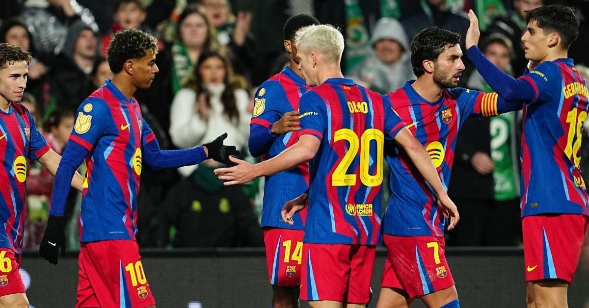 غرفة ملابس برشلونة على صفيح ساخن… نجم كبير يفقد مكانته ويصطدم بزملائه بسبب قرار فليك المفاجئ!