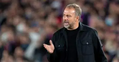 هانسي فليك يضغط على برشلونة للتعاقد مع نجم عالمي لتعويض غياب بيدري