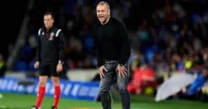 هانسي فليك يوجه صدمة كبيرة في برشلونة… قرار حاسم يهدد أحد نجوم الفريق!