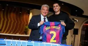 جواو كانسيلو يُشعل الفوضى داخل غرفة ملابس برشلونة منذ يومه الأول!
