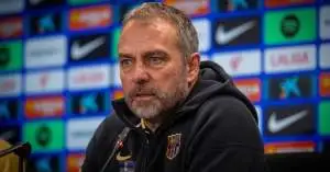 جوهرة برشلونة تهرب من لاماسيا… قرار صادم يربك هانسي فليك!