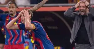 خبير تحكيمي يبشّر هانسي فليك بخبر سار بعد طرد فرينكي دي يونغ في كلاسيكو السوبر!