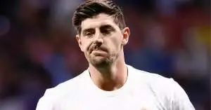 كورتوا وكارفاخال يطالبان نجم ريال مدريد بالرحيل.. لحماية نفسه ومصلحة الفريق!