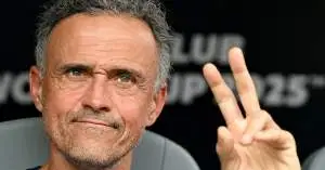 لويس إنريكي يُفجّر الجدل حول برشلونة ومستقبل نجم الفريق الأول