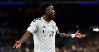 ما يحدث خلف الكواليس أخطر مما يُعلن.. فينيسيوس يضع ريال مدريد أمام خيار صعب