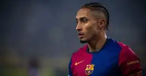 قلق داخل كامب نو بسبب رافينيا… وهانسي فليك يتدخل قبل أن تتفاقم الأزمة!