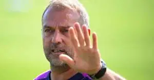 قرار جديد من فليك يهدد مستقبل لاعب بارز في برشلونة ويثير الجدل